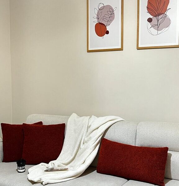 Tips for Creating a Cozy and Inviting Living Room Atmosphere at Home