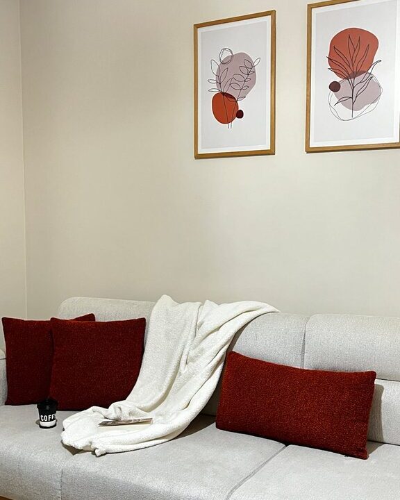 Tips for Creating a Cozy and Inviting Living Room Atmosphere at Home